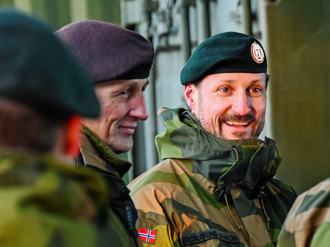 Kronprins Haakon står sammen med forsvarssjef Eirik Kristoffersen under besøket til Nasjonalt logistikkopersjonssenter på Sessvollmoen leir. Foto Sven Gj. Gjeruldsen, Det kongelige hoff